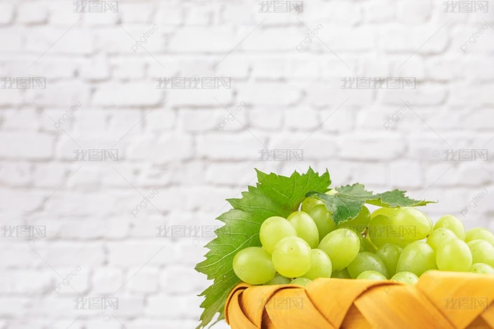 绿叶装饰的框子装满了葡萄
