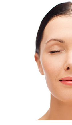 年轻女子闭着眼睛享受美容水疗