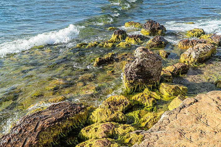 ���߽�ʯ���˺��ݺ�ˮ��Ȼ���