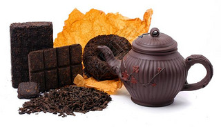 来自中国云南省的芳香黑色普洱茶茶.