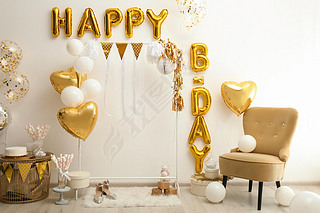 在装饰过的房间里用金色气球写的生日快乐信