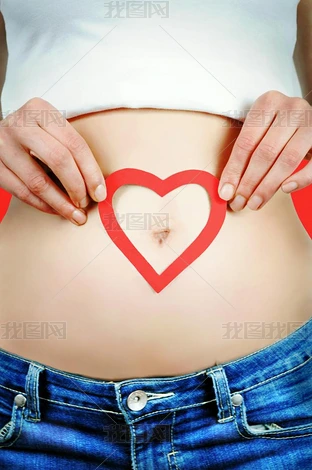 һλ�����Ů�ӣ��������Ķ��긽����θ����һ���ɫ������״����дФ�񡣺�ɫ����.