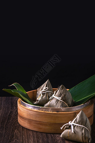 宗子-中国饺子宗子在木桌上的蒸汽船上，黑色复古背景的龙舟节庆祝活动，关门，复制空间.