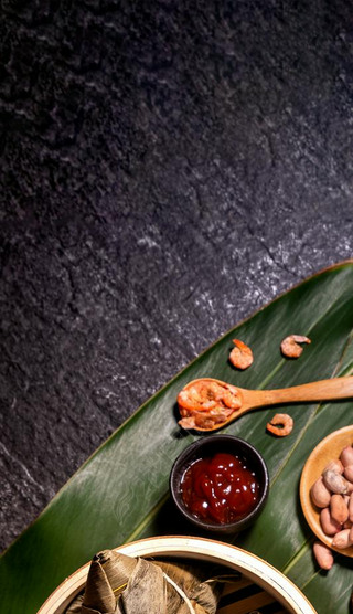 特写，复制空间，顶视图，平躺。著名的亚洲中国美味的手工食品在段吴事件，蒸饺子形状像金字塔成分在黑色石板