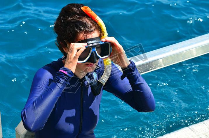 Woman prepare to  snorkeling dive