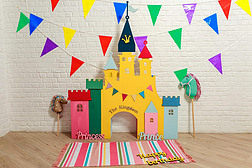 玩具城堡背景的照片拍摄的生日。 为孩子们的生日庆祝活动贴上装饰品的照片区. 儿童摄影工作室为儿童。 纸板箱色彩艳丽的儿童城堡