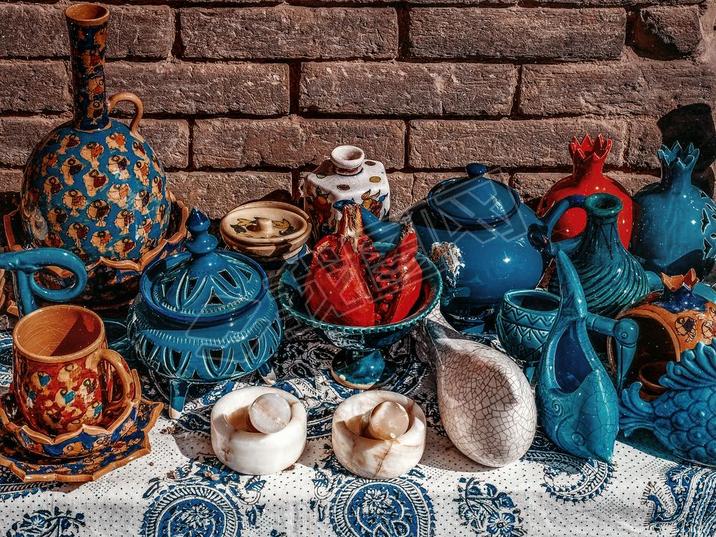 Ceramic national dishes of blue color on the eastern market of Iran