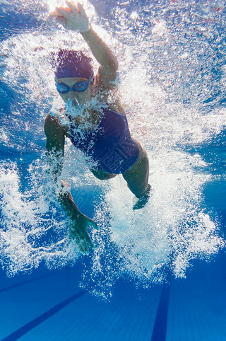 Front crawl swimmer underwater