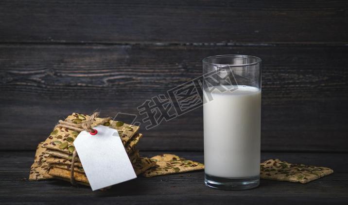 glass of milk and cookies