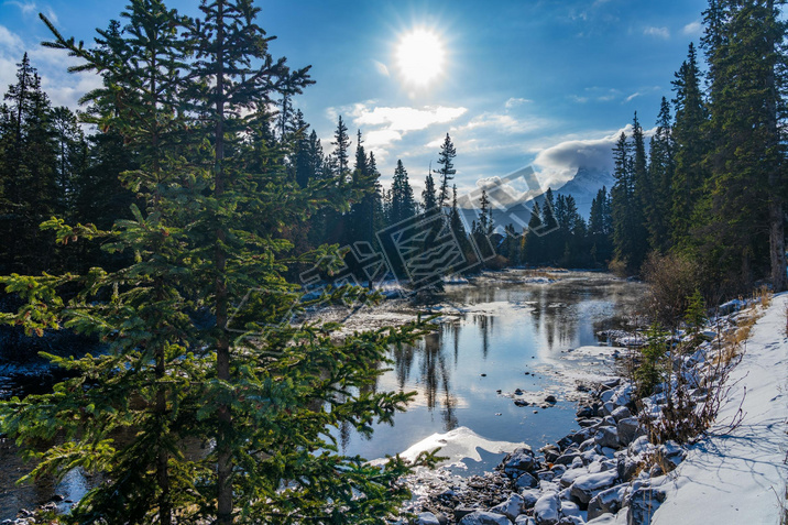 ȻּС羰,ĵ糿.Spur Line Trail, landscape in Town Canmore, Alberta, Canada.