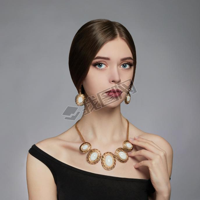  woman.jewelry 