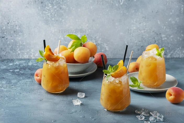 新鲜的杏仁鸡尾酒,蓝底上有冰和薄荷.选择性聚焦图像