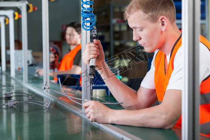 trailleurs concentrs sur la ligne de production