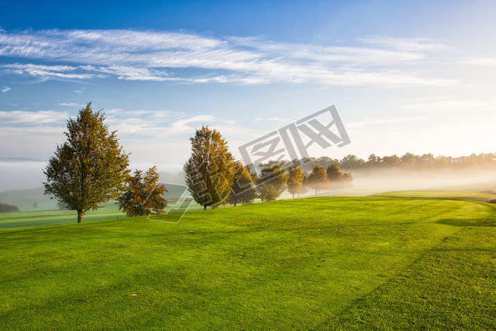 auf dem leeren Golfplatz im Morgennebel