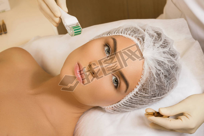 ŮԺڼ mesotherapy ϸ microneedling .