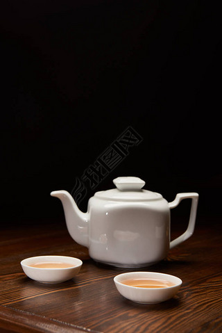 茶壶和杯子与传统的中国茶隔离在黑色与复制空间