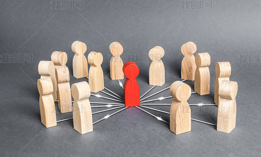 红色人员通过广泛的线路网络与员工相连。位于复杂大型系统的中心。沟通社交。合作，协作。项目领导人事管理
