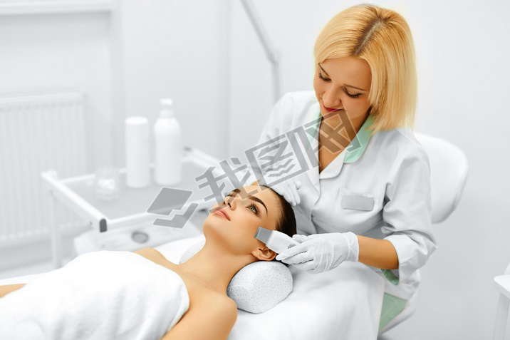 Skin Care. Ultrasound Citation Facial Peeling. Skin Cleansing 