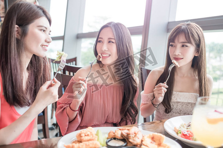 women hing dinner in restaurant