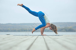 Ůϰ٤ eka pada bakasana-һػںľװ