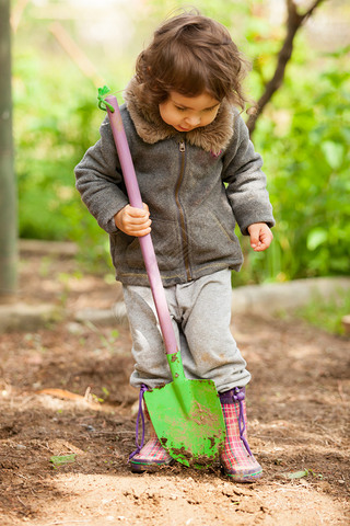 The little girl with a all shovel