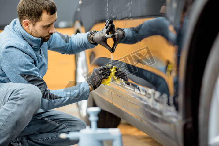 Filming car body at the vehicle service