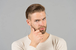 胡子人用手摸胡子。时髦的头发和健康的年轻皮肤男子气概。有胡子的脸和胡须的家伙。理发店的胡须梳理和美发护理。护肤与男士美容理念
