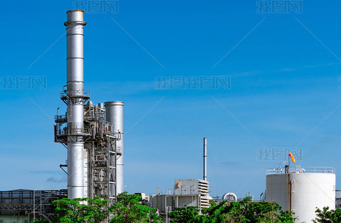燃气轮机发电厂。工业地产支持工厂能源。天然气罐小型燃气发电厂。发电厂使用天然气作为燃料。绿色能源。发电