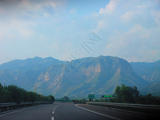 高速公路与高山风景图