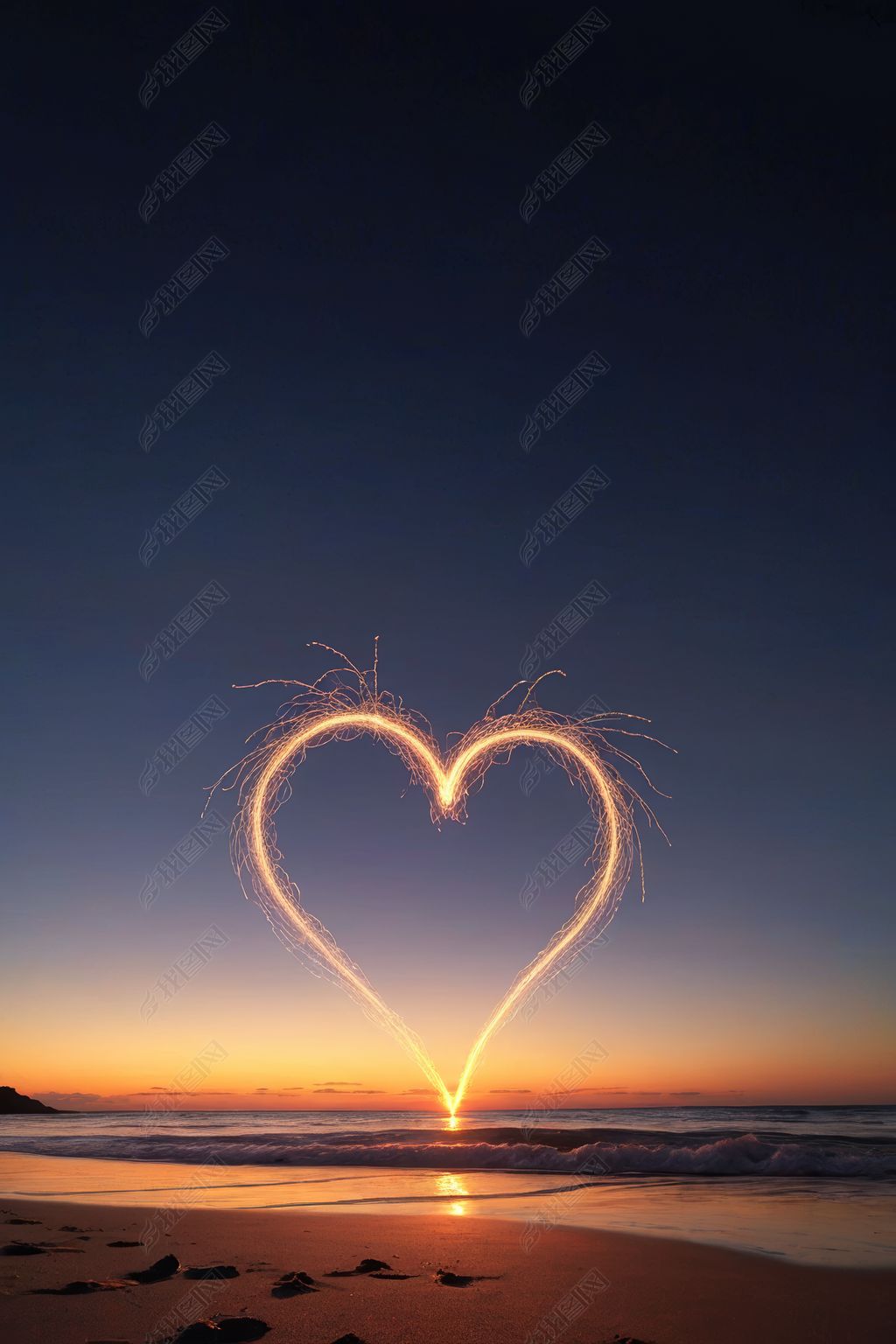 原创日落时分海滩上的心形闪闪发光高清图片
