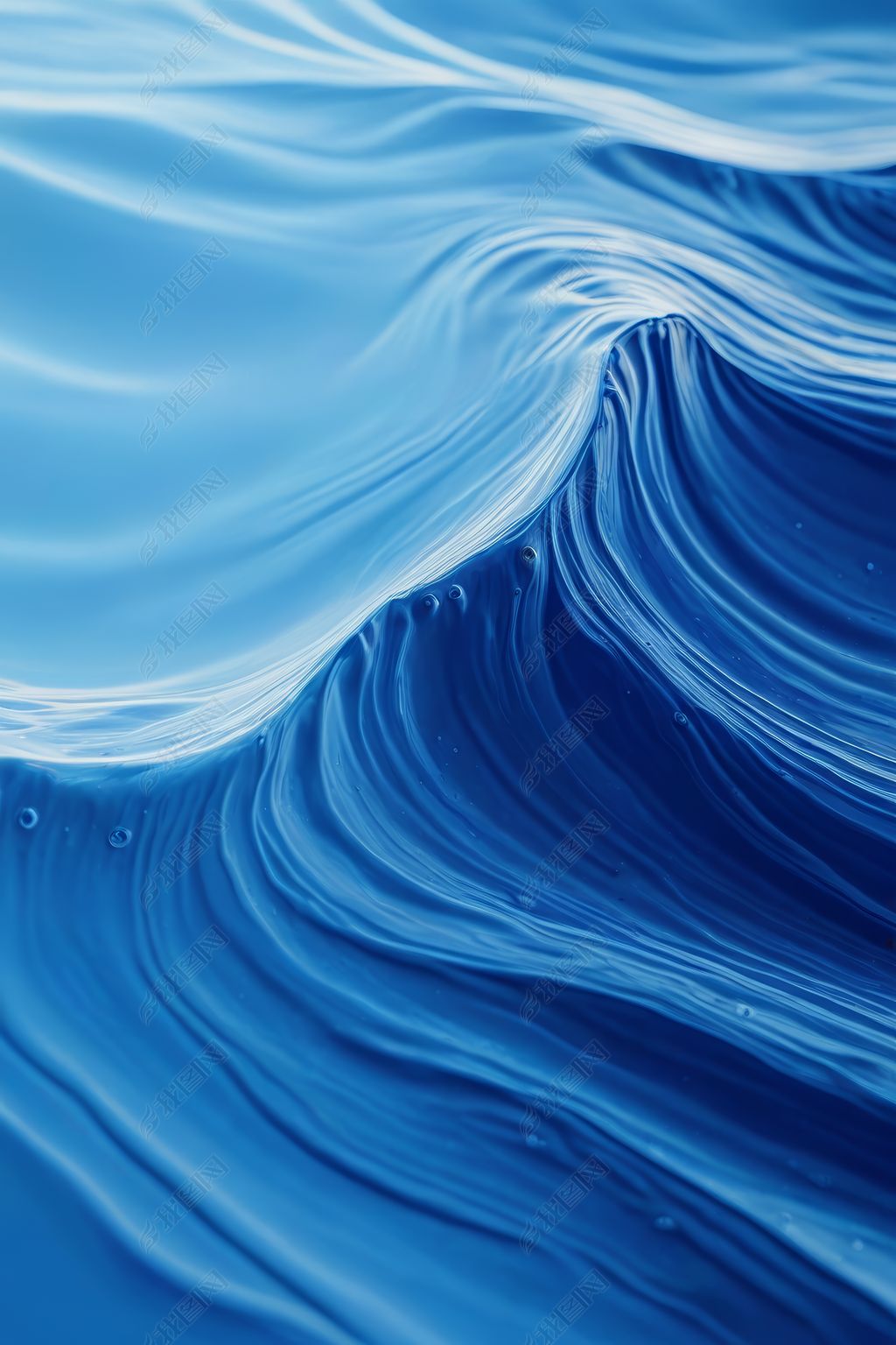 原创具有波浪图案的蓝色液体表面的特写高清图片版权可商用