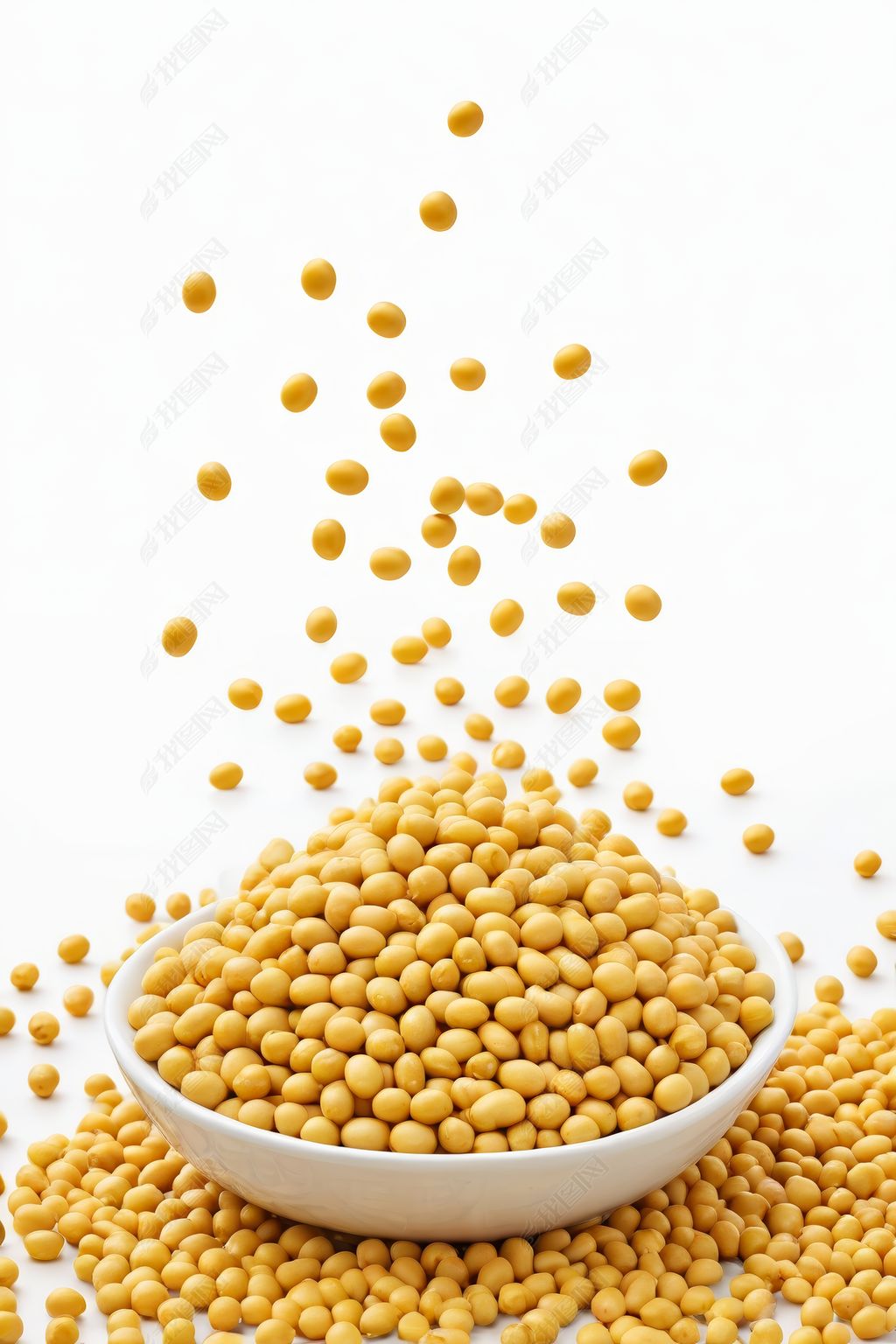 原创黄色的大豆散布在白色的表面上高清图片-版权可商用