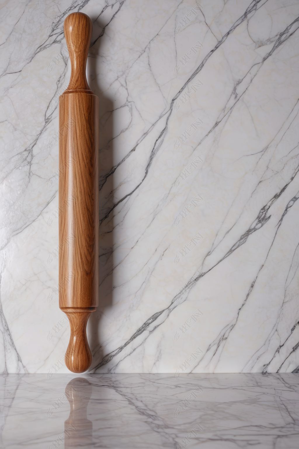 原创大理石台面上的木制擀面杖高清图片