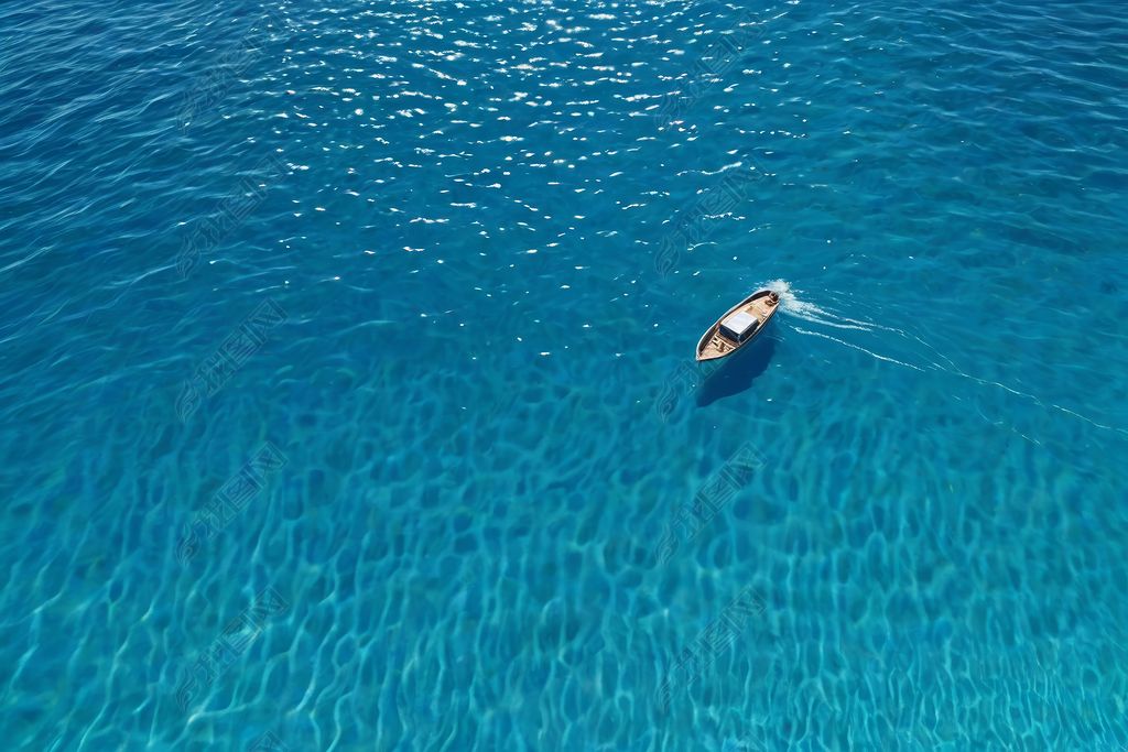 原创远处有一艘船特写了一片水域高清图片版权可商用