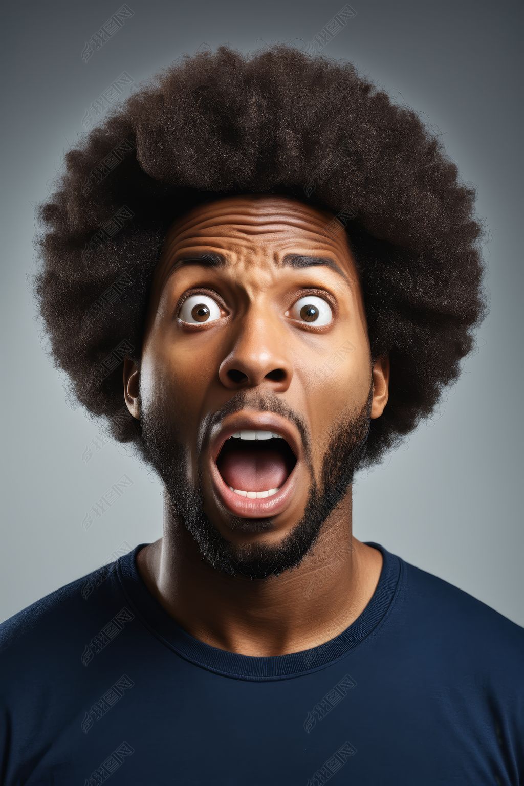 原创男子留着爆炸头张着嘴看上去很惊讶高清图片