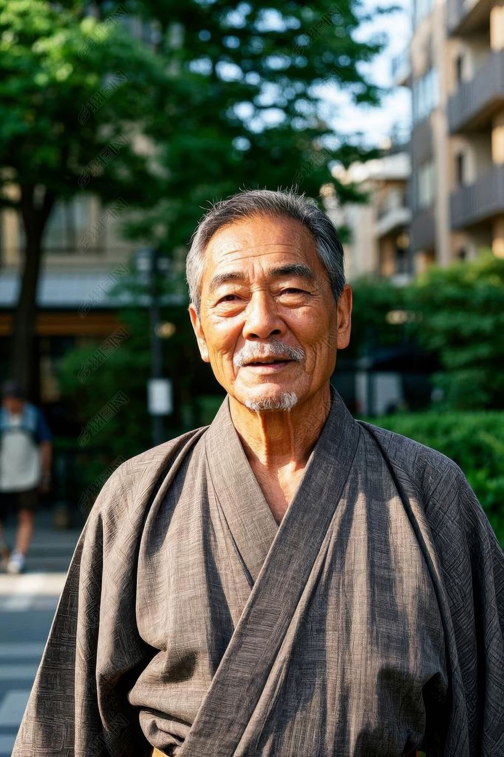 原创站在城市街道上的黑袍男子被袭击高清图片