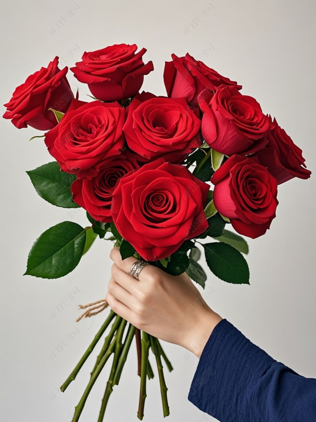 原创手里拿着一束玫瑰花高清摄影图