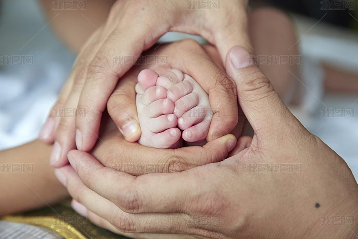 ����˫�ֺǻ�ȦסӤ��С��Ѿ