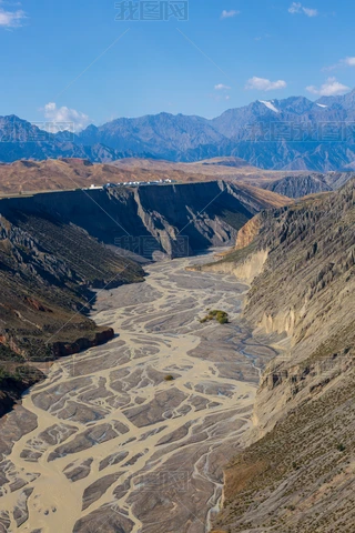 穿越高加索山脉的神秘蓝光—探索螺旋符号的奥秘