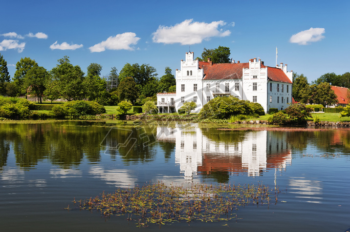 Wanas Slott and Lake