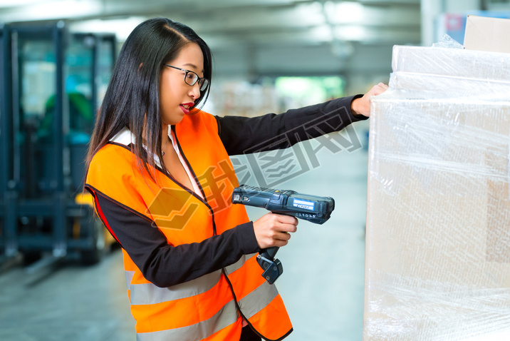 worker scans package in warehouse of forwarding