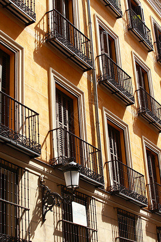 Medelhet arkitektur i Spanien. gamla bostadshus i madridĵкľɹԢ¥.