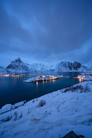 挪威诺得兰洛福登岛Reine市挪威渔村的空中景观，欧洲。雪山雪山洁白,冬季自然景观背景.著名的旅游胜地