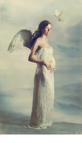 美丽年轻的怀孕的女孩与天使翅膀与鸽.