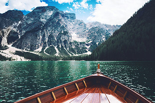 夏季, 意大利高山 Braies 湖上的传统木划艇。Braies 是的自然湖在白云岩, 南蒂罗尔, 意大利, 欧洲.