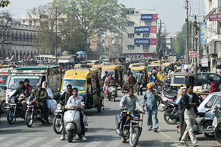 trafik m?nniskor, bilar och motorcyklar p? gatan i new delhi, Indien. en morgon under min resa i