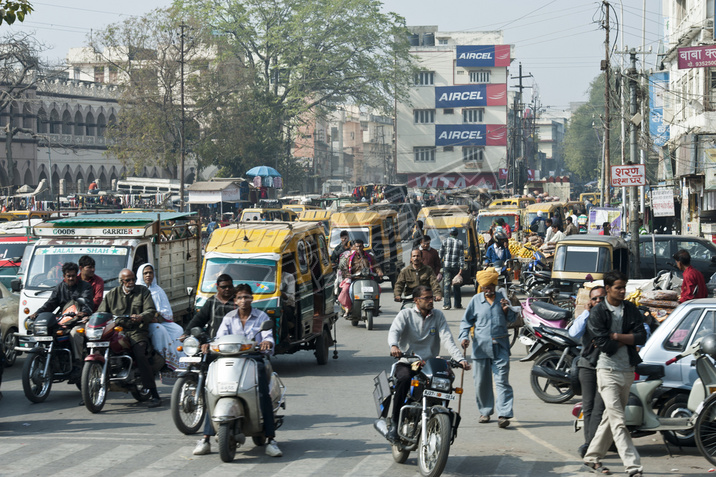 trafik m?nniskor, bilar och motorcyklar p? gatan i new delhi, Indien. en morgon under min resa i 