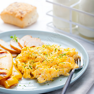 Scrambled eggs, omelet, sweet pepper and hot ocked chicken, ham.