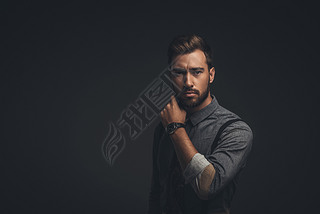 手托下巴的人摄影图|英俊的男人用手托住下巴