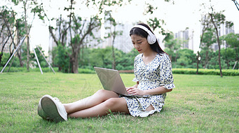 4k小清新大学生坐在草地上用笔记本电脑女生美女女孩子女人美人女性人像